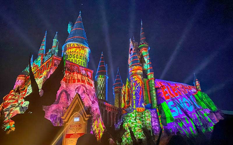 Le château de Poudlard illuminé pour Noël à l'Universal Orlando Resort