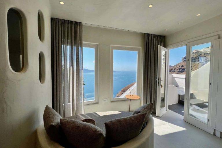 Black Rock Honeymoon Suite - Sala de estar cerca de grandes ventanales con vista al mar | Suites de lujo Athina