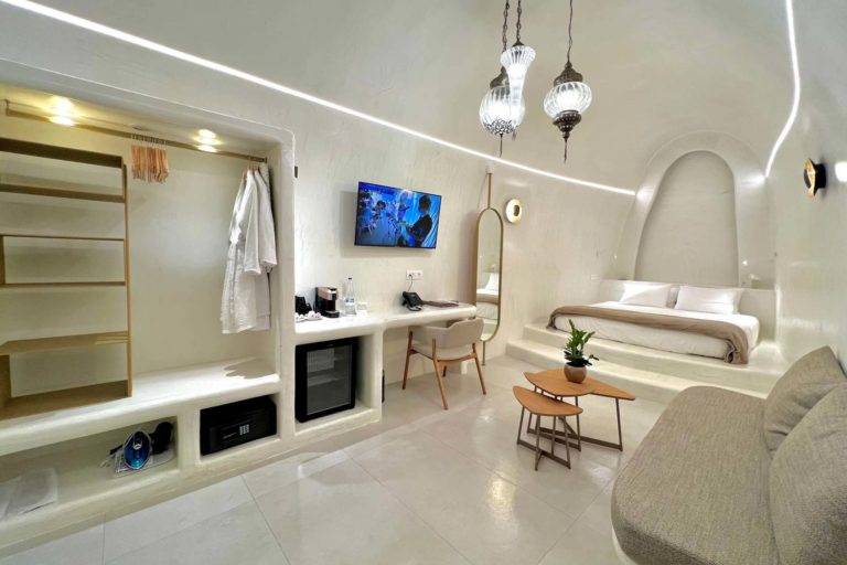 Suite Cave Honeymoon: cama, estación de trabajo, sala de estar, televisor, mininevera y armario | Suites de lujo Athina