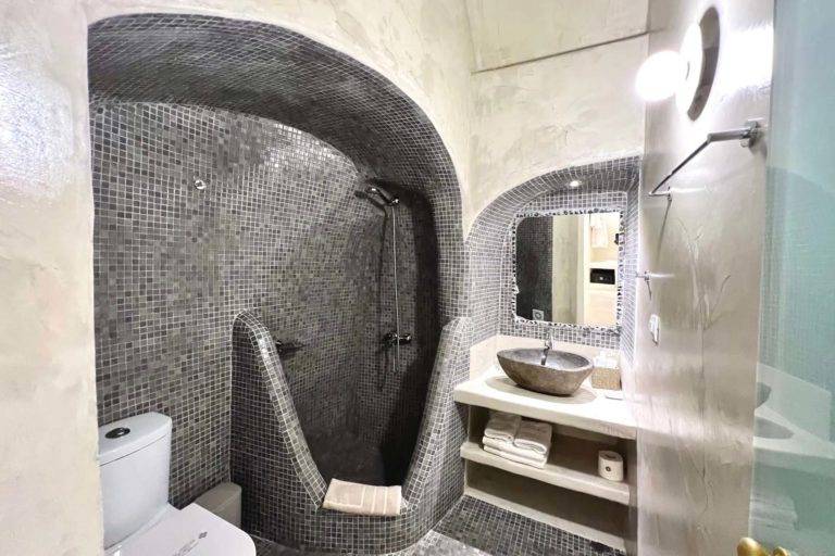 Suite Cave Honeymoon: baño con cabina de ducha, tocador e inodoro | Suites de lujo Athina