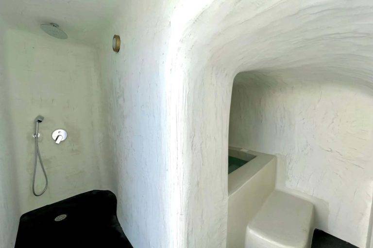 Cave Honeymoon Suite - Bañera de hidromasaje cubierta y ducha de lluvia | Suites de lujo Athina