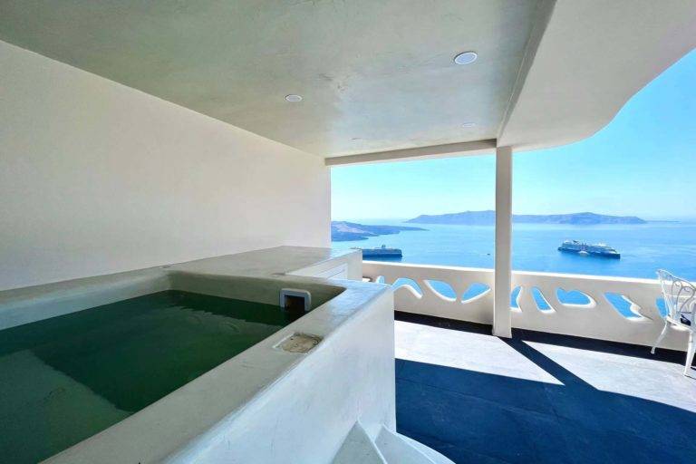 Cave Honeymoon Suite - Jacuzzi cubierto en balcón con vista al mar | Suites de lujo Athina