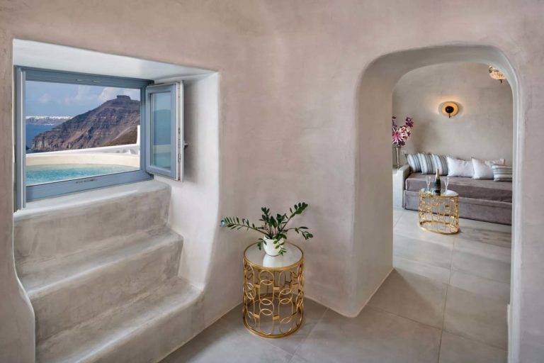 Cave Suite - Pequeña planta en la mesa junto a la ventana con vista al mar | Suites de lujo Athina