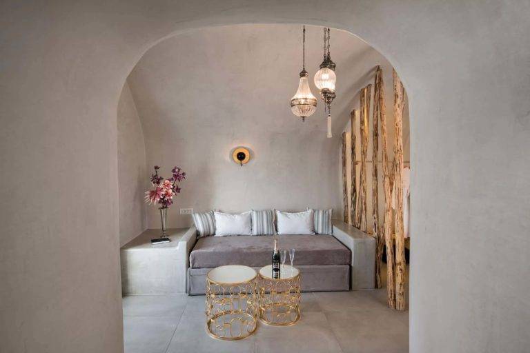 Cave Suite - Sala de estar con mesas de café y candelabros | Suites de lujo Athina