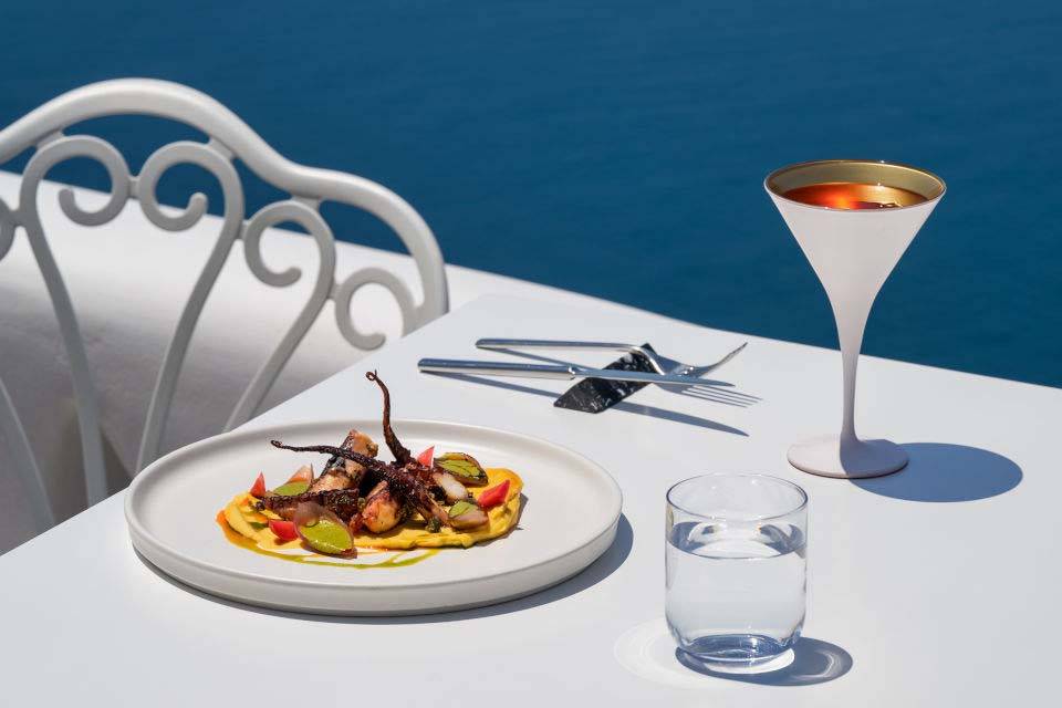 Plato principal y coctel en Restaurante Esperisma | Suites de lujo Athina