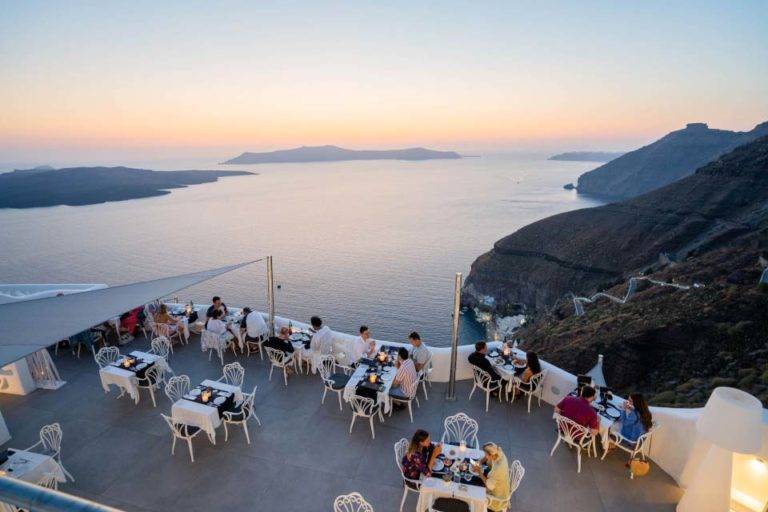 Restaurante Esperisma con asientos en el balcón al aire libre con vista al mar al atardecer | Suites de lujo Athina