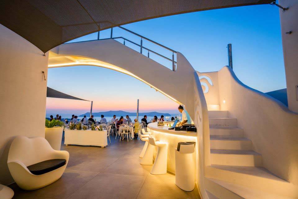 Esperisma Restaurant and Bar asientos en el balcón al aire libre con vista al atardecer al mar | Suites de lujo Athina