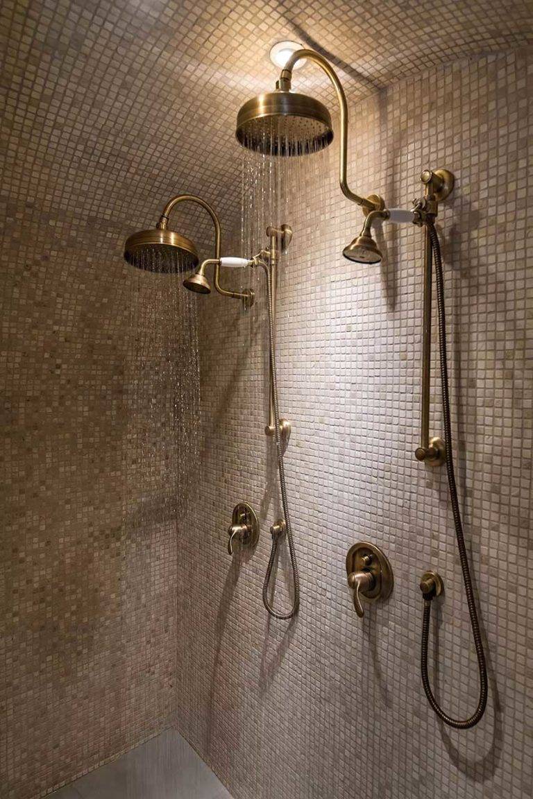 Grand Cave Suite - Baño con duchas de lluvia dobles y duchas de mano | Suites de lujo Athina