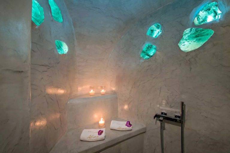 Suite Luna de Miel - Baño con ducha de mano con vidrieras | Suites de lujo Athina