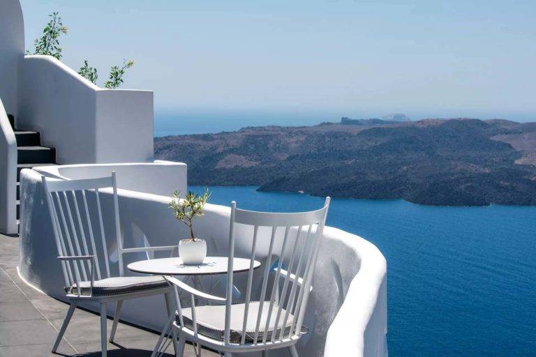 Junior Cave Suite - Balcón al aire libre con mesa de comedor con vista al mar | Suites de lujo Athina