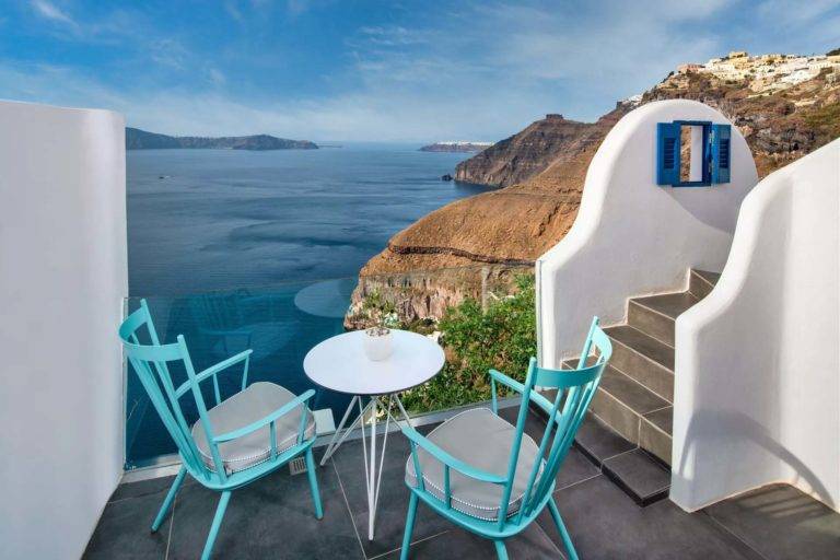 Junior Suite - Balcón exterior con mesa de comedor con vista al mar | Suites de lujo Athina