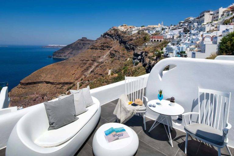 Junior Suite - Balcón al aire libre con mesa de comedor y sala de estar con vista al mar | Suites de lujo Athina