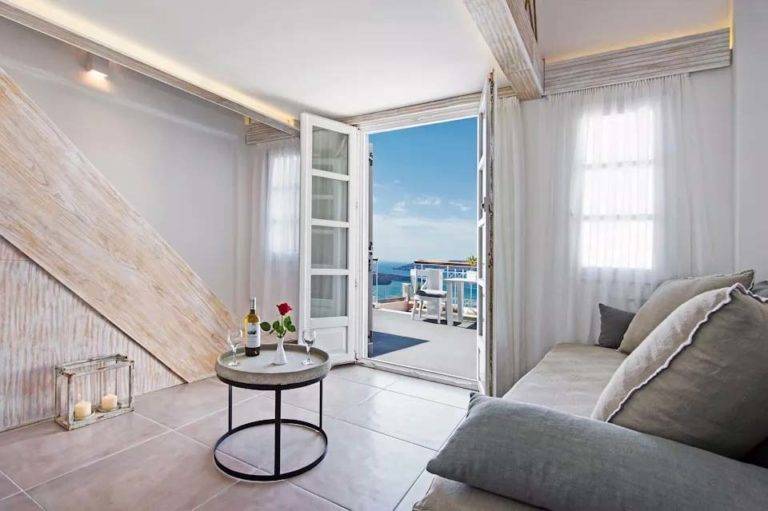 Master Loft Suite: sala de estar en la planta baja con puertas francesas que dan al balcón | Suites de lujo Athina