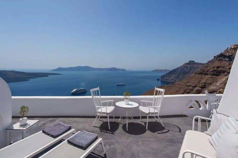 Master Loft Suite - Balcón al aire libre con mesa de comedor, sillones y sala de estar con vista al mar | Suites de lujo Athina