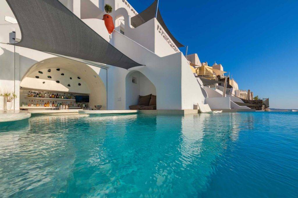 Piscina con bar en la piscina en Athina Luxury Suites