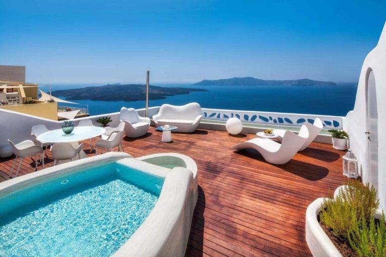 Royal Suite - Balcón al aire libre con mesa de comedor, sillones, sala de estar y jacuzzi con vista al mar | Suites de lujo Athina