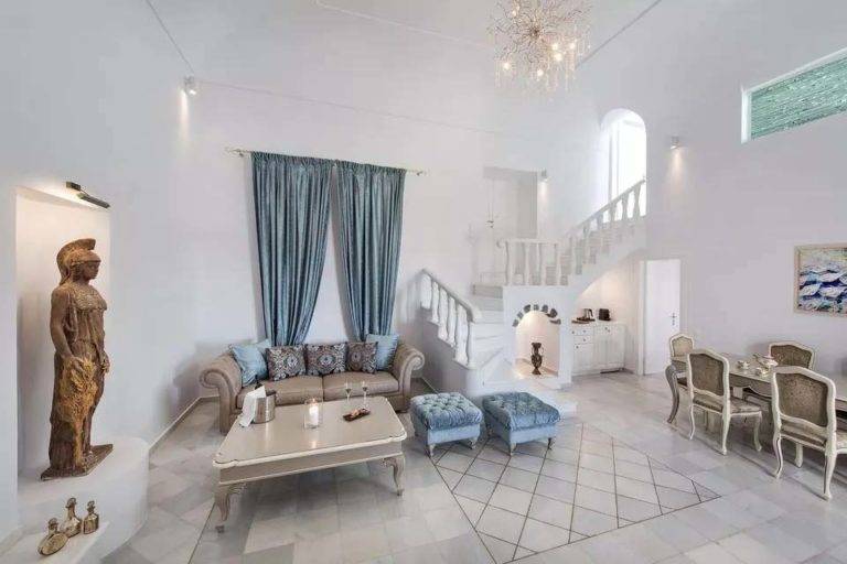 Royal Suite: sala de estar y comedor de concepto abierto con techos altos | Suites de lujo Athina