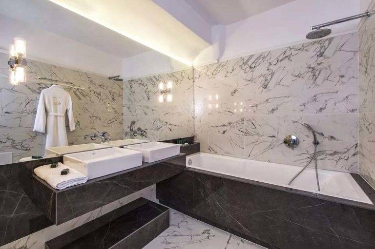 Royal Suite: baño con tocador doble, espejo y combinación de ducha y bañera con ducha de efecto lluvia y ducha de mano | Suites de lujo Athina