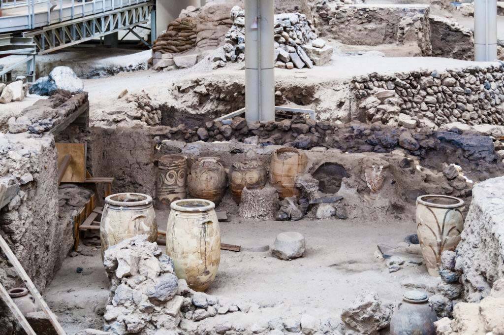 Cerámica antigua en el sitio arqueológico de Akrotiri en Santorini, Grecia