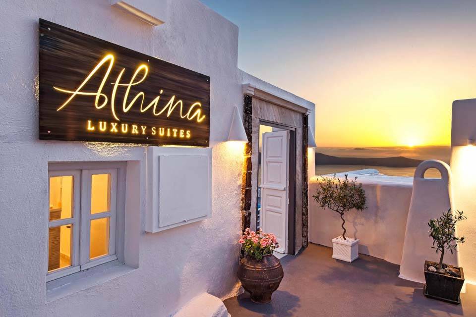 Entrada de Athina Luxury Suites con vistas a la puesta de sol sobre el océano