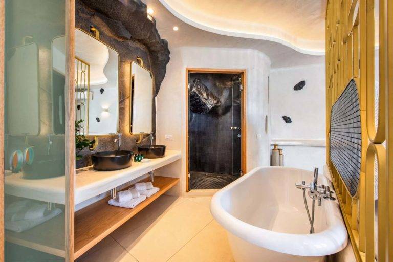 Suite Superior - Baño con tocador doble, espejos, artículos de tocador y ducha y bañera separadas | Suites de lujo Athina