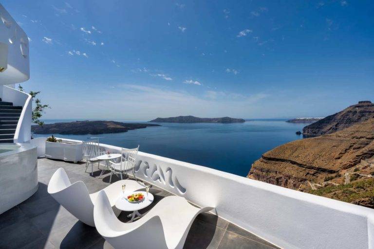 Suite Superior - Balcón al aire libre con sillones y mesa de comedor con vista al mar | Suites de lujo Athina