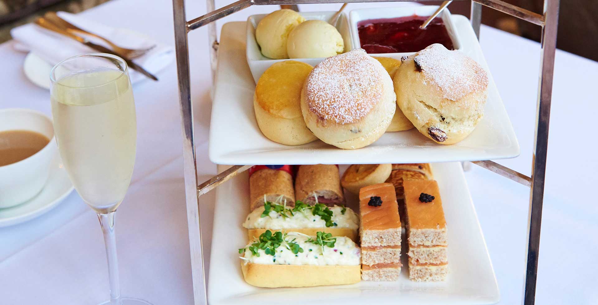 Abgestufter Servierturm mit Sandwiches und Gebäck zum Afternoon Tea im Bovey Castle