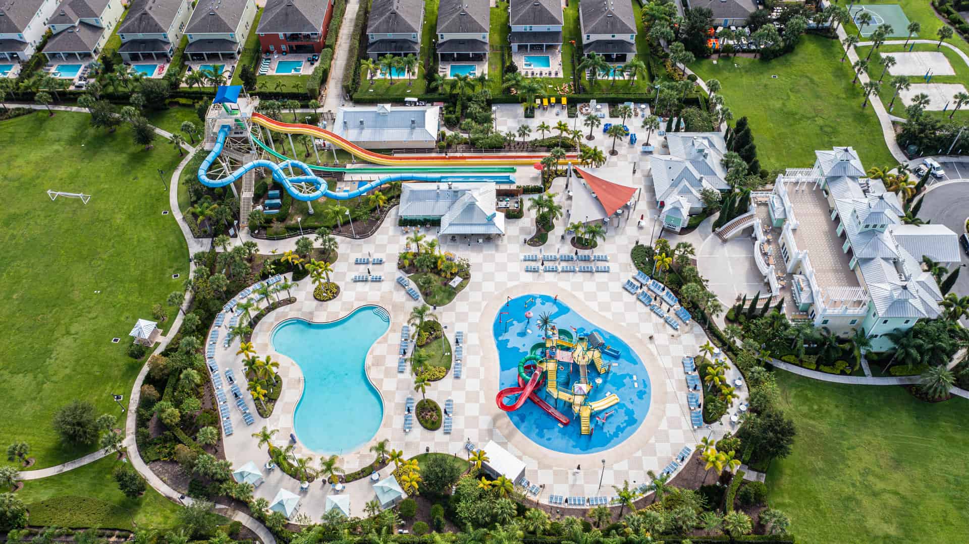 Vue aérienne de Encore Resort à la Réunion club-house, parc aquatique et maisons de vacances.