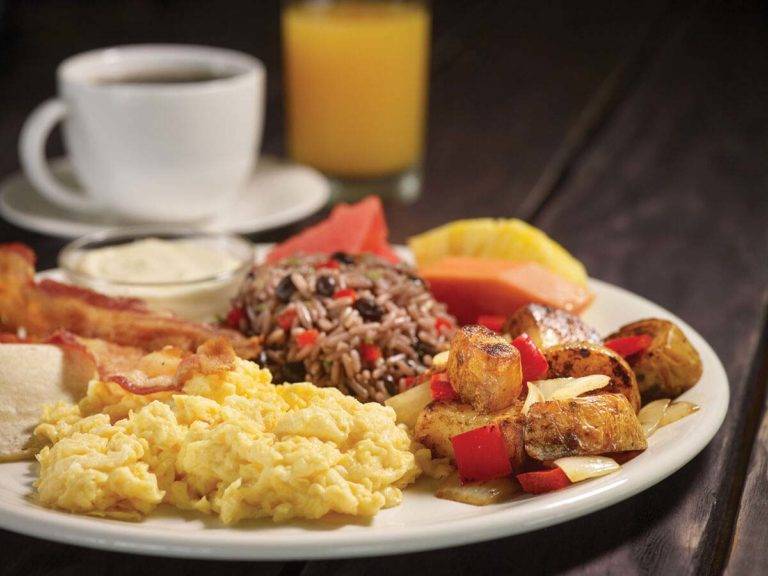 Desayuno emplatado, café y jugo en Dolce Vita Coffee & Sweets | Villa Marina Los Sueños