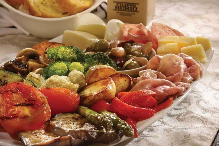 Tabla de embutidos con verduras, carnes y quesos en Lanterna Italian Steakhouse | Villa Marina Los Sueños
