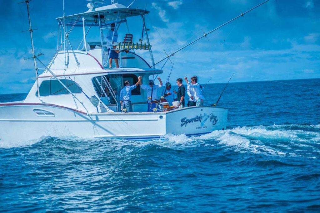 Grupo de personas que viajaban en un barco de pesca con artes de pesca | Los Sueños Resort & Marina