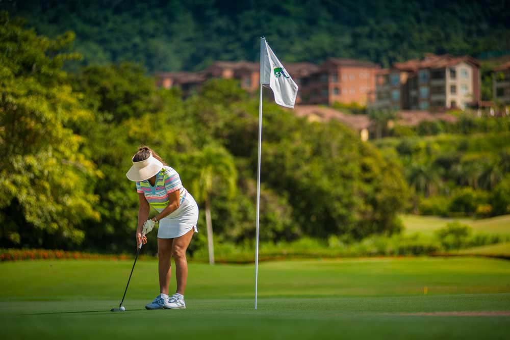 Mujer poniendo el green en el campo de golf La Iguana | Los Sueños Resort & Marina