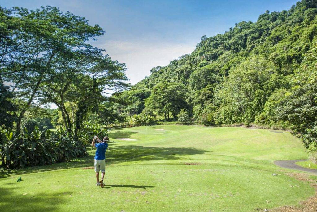 Hombre jugando una ronda de golf en el campo de golf La Iguana | Los Sueños Resort & Marina