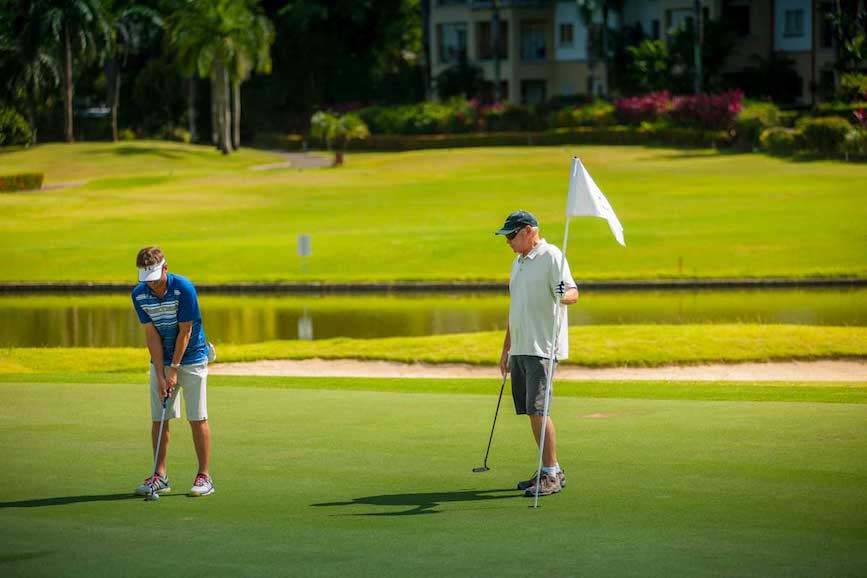 Hombres jugando una ronda de golf en el campo de golf La Iguana | Los Sueños Resort & Marina