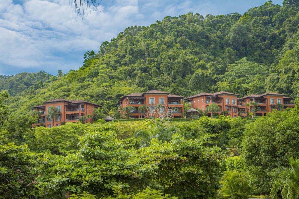 Veranda Edificios residenciales a lo largo de un acantilado rodeado de exuberante vegetación | Los Sueños Resort & Marina