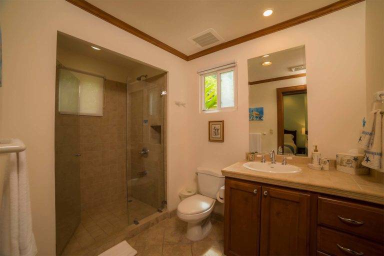 Una habitación de lujo: baño con ducha grande, inodoro y tocador | Residencias Veranda, Los Sueños Resort & Marina