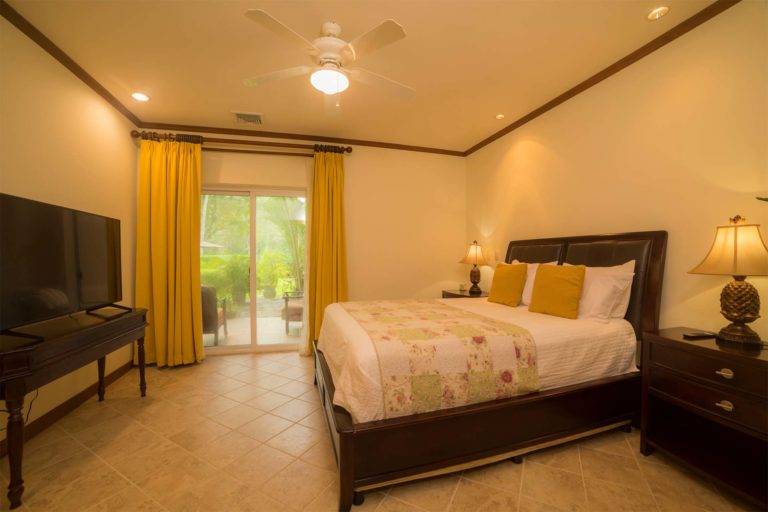 Tres dormitorios de lujo: cama Queen con mesitas de noche y TV | Residencias Veranda, Los Sueños Resort & Marina