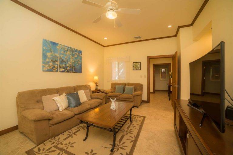 Tres habitaciones de lujo: sala de estar acogedora con sofás, mesa de café y televisor de pantalla plana grande | Residencias Veranda, Los Sueños Resort & Marina