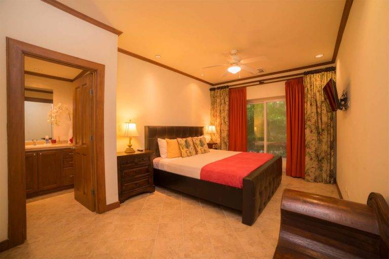 Tres habitaciones de lujo: cama King con mesas de noche, TV montada y baño en suite | Residencias Veranda, Los Sueños Resort & Marina
