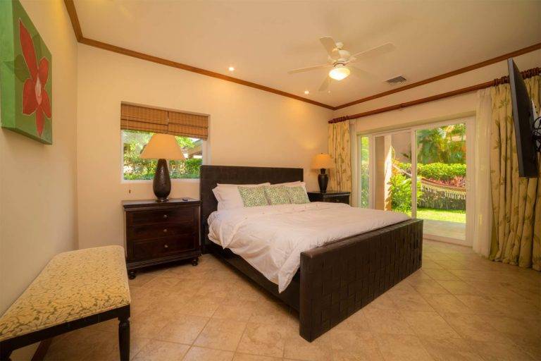 Dos dormitorios de lujo: cama King con mesas de noche, banco y televisor montado | Residencias Veranda, Los Sueños Resort & Marina