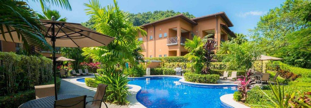 Veranda Piscina residencial rodeada de edificios para residentes | Los Sueños Resort & Marina