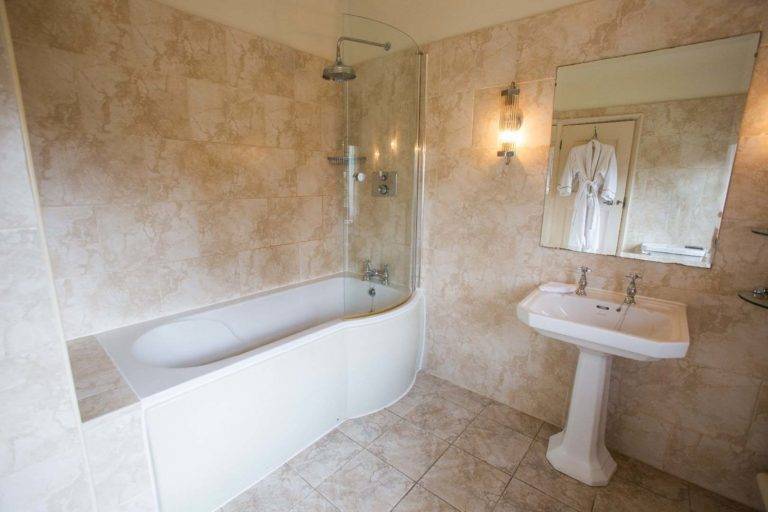 Classic Room - Bathroom with pedestal sink and shower/tub combination | Mallory Court