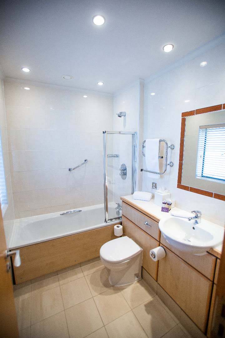 Habitación Doble - Baño con combinación de lavabo, inodoro y ducha/bañera | Tribunal Mallory