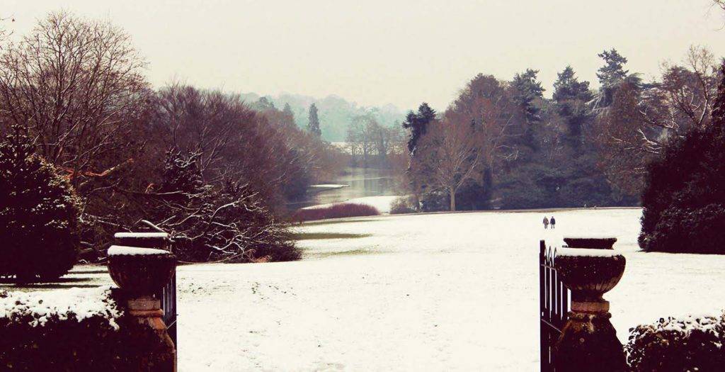 Vista de los jardines de Mallory Court cubiertos de nieve