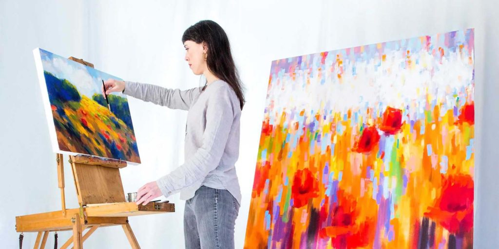 Femme faisant une peinture sur toile à Nemacolin en tant qu'artiste en résidence