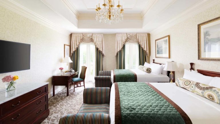 Chateau Double Suite - Chambre d'inspiration européenne avec 2 lits queen, poste de travail et TV | Némacolin