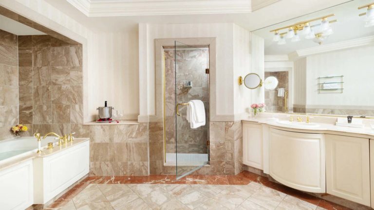 Chateau Suite - Salle de bain d'inspiration européenne avec douche, baignoire et vanité séparées | Némacolin