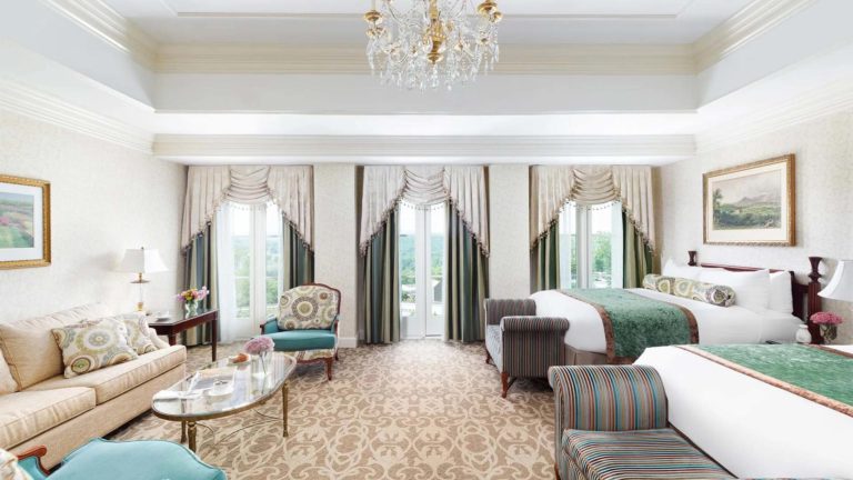 Chateau Junior Suite: habitación de inspiración europea con 2 camas tamaño queen y una cómoda sala de estar | nemacolina