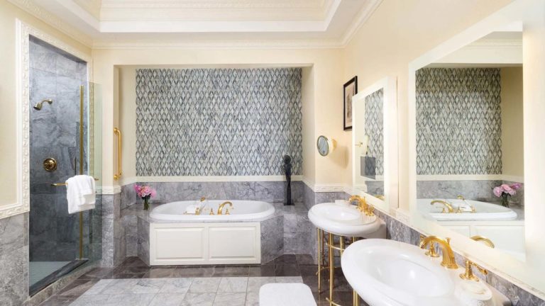 جناح شاتو الرئاسي - حمام مستوحى من الطراز الأوروبي مع دش منفصل وحوض استحمام ومنضدين تزيين | نيماكولين