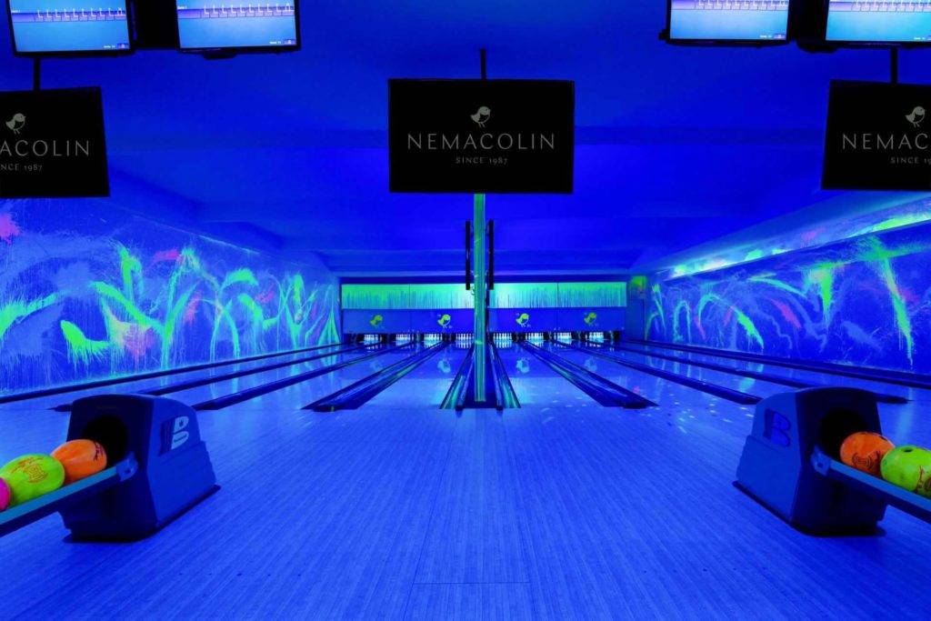 Bowling avec peinture fluo et lumières noires à Nemacolin